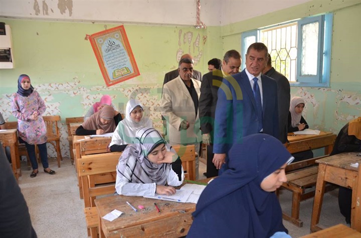 بالصور.. محافظ كفر الشيخ يتفقد أعمال امتحانات نهاية العام لصفوف النقل