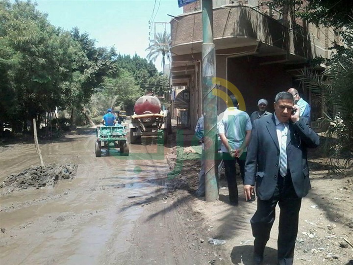  بالصور.. إنفجار خط مياه بسبب هبوط أرضى بشبين القناطر