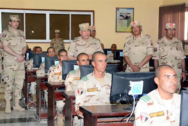 بالصور.. الفريق "حجازى" يتفقد النواحى التعليمية بمعهد ضباط صف المعلمين