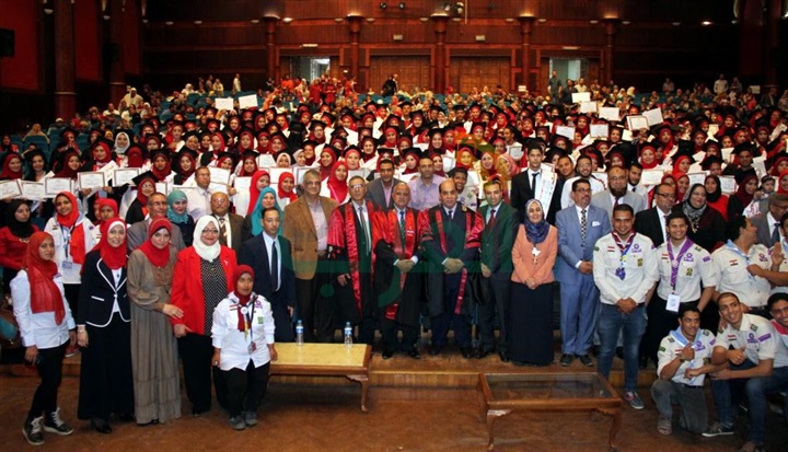 بالصور .. محافظ الغربية ورئيس جامعة طنطا فى حفل تخريج دفعة 2016 بكلية التربية