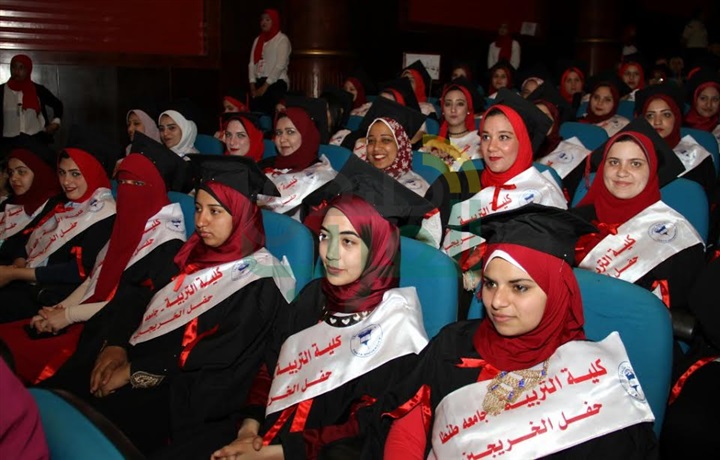 بالصور .. محافظ الغربية ورئيس جامعة طنطا فى حفل تخريج دفعة 2016 بكلية التربية