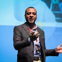 بالصور .. ابن رشد على مسرح الجامعة الأمريكية