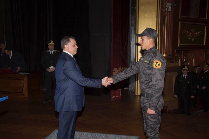  وزير الداخلية يُكرم عدد من أسر الشهداء والمصابين والمتميزين من رجال الشرطة