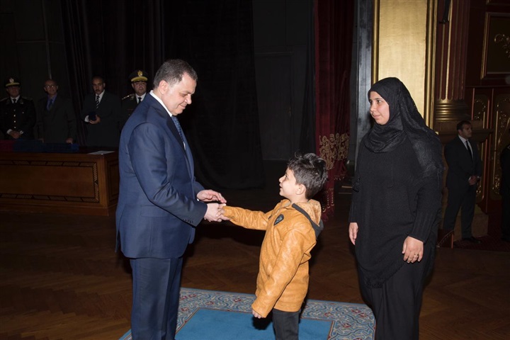  وزير الداخلية يُكرم عدد من أسر الشهداء والمصابين والمتميزين من رجال الشرطة