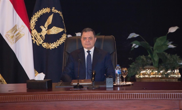  وزير الداخلية يُكرم عدد من أسر الشهداء والمصابين والمتميزين من رجال الشرطة