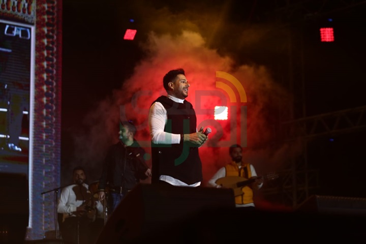 بالصور.. حماقي يشعل أجواء الجامعة الأمريكية بأروع الأغاني بالصور.. حماقي يشعل أجواء الجامعة الأمريكية بأروع الأغاني