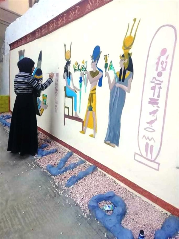 بالصور..المحطة الابتدائية بنجع حمادي أول مدرسة تُنفذ جدارية داخل أسورها بقنا 