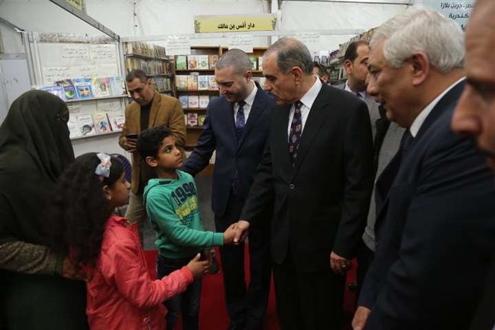 بالصور.. محافظ كفر الشيخ ونائبه يتفقدان معرض دسوق للكتاب 