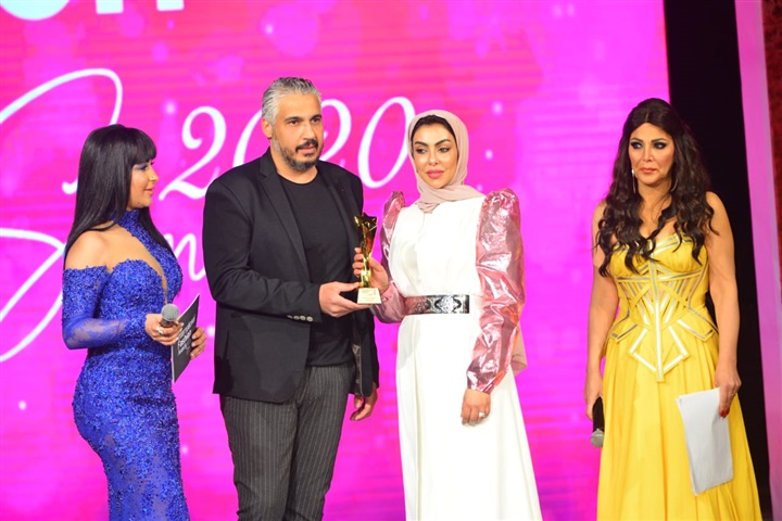 بالصور.. تكريم رمضان فى حفل international fashion awards 2020