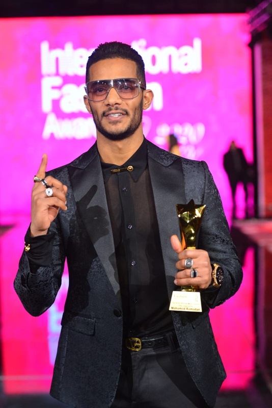 بالصور.. تكريم رمضان فى حفل international fashion awards 2020