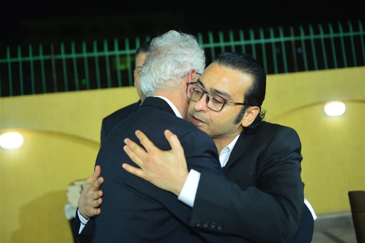 بالصور.. بدء عزاء والد أحمد عزمي بحدائق الأهرام بالصور.. بدء عزاء والد أحمد عزمي بحدائق الأهرام