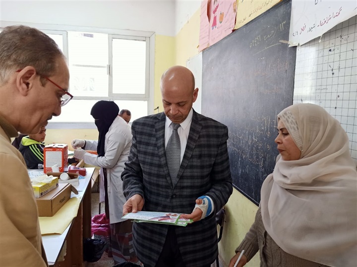 وكيل وزارة الصحة بالشرقية يتابع أعمال المبادرة الرئاسية للأنيميا لطلبة المدارس بكفر الحمام 