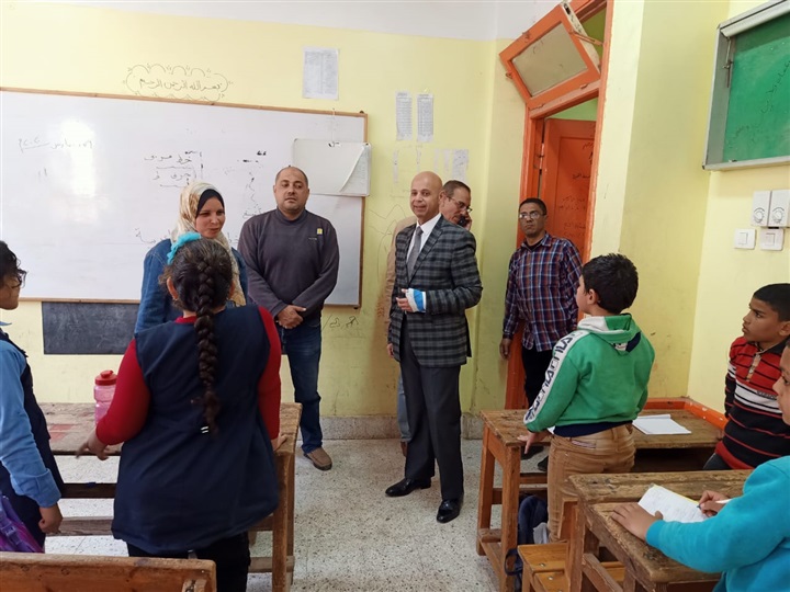 وكيل وزارة الصحة بالشرقية يتابع أعمال المبادرة الرئاسية للأنيميا لطلبة المدارس بكفر الحمام 