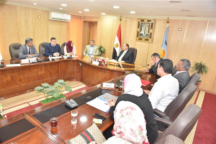 محافظ أسيوط يبحث تطوير المناطق غير المخططة خلال اجتماعه بممثلي صندوق تطوير العشوائيات