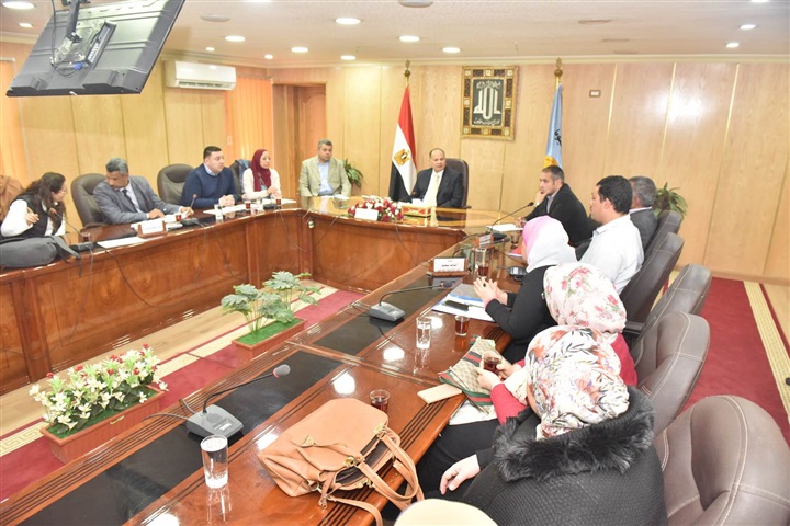 محافظ أسيوط يبحث تطوير المناطق غير المخططة خلال اجتماعه بممثلي صندوق تطوير العشوائيات