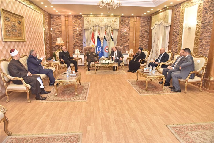 محافظ أسيوط  يضع إكليل من الزهور على النصب التذكاري في احتفالات يوم الشهيد