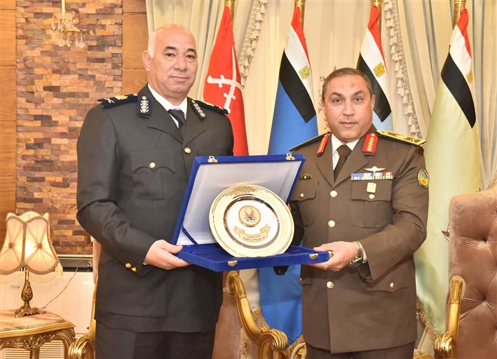 محافظ أسيوط  يضع إكليل من الزهور على النصب التذكاري في احتفالات يوم الشهيد