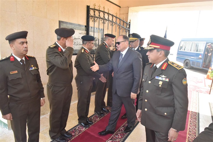 محافظ أسيوط  يضع إكليل من الزهور على النصب التذكاري في احتفالات يوم الشهيد