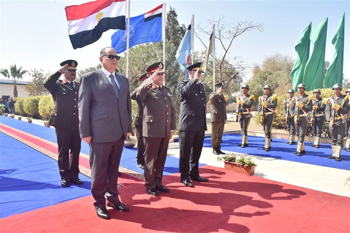 محافظ أسيوط  يضع إكليل من الزهور على النصب التذكاري في احتفالات يوم الشهيد