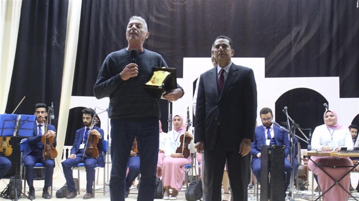 في حضور 4000 آلاف طالب.. تكريم النجم محمود حميدة بجامعة جنوب الوادي في حضور 4000 آلاف طالب.. تكريم النجم محمود حميدة بجامعة جنوب الوادي
