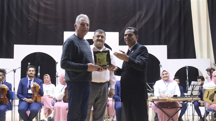 في حضور 4000 آلاف طالب.. تكريم النجم محمود حميدة بجامعة جنوب الوادي في حضور 4000 آلاف طالب.. تكريم النجم محمود حميدة بجامعة جنوب الوادي