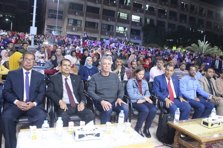 في حضور 4000 آلاف طالب.. تكريم النجم محمود حميدة بجامعة جنوب الوادي في حضور 4000 آلاف طالب.. تكريم النجم محمود حميدة بجامعة جنوب الوادي
