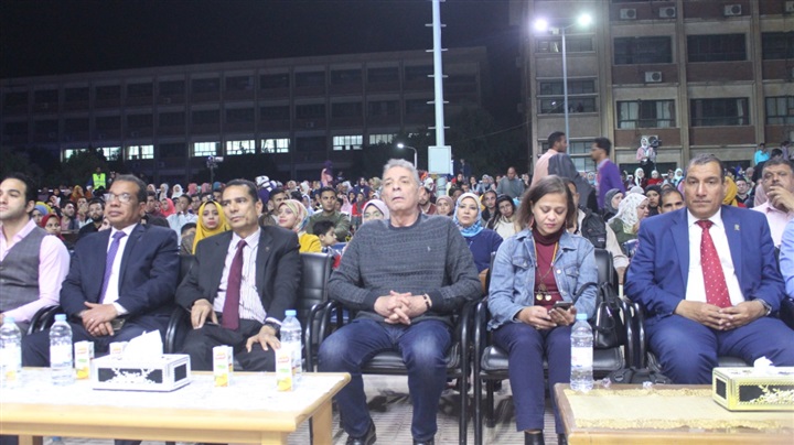 في حضور 4000 آلاف طالب.. تكريم النجم محمود حميدة بجامعة جنوب الوادي في حضور 4000 آلاف طالب.. تكريم النجم محمود حميدة بجامعة جنوب الوادي