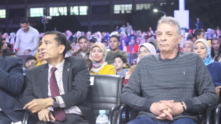 في حضور 4000 آلاف طالب.. تكريم النجم محمود حميدة بجامعة جنوب الوادي في حضور 4000 آلاف طالب.. تكريم النجم محمود حميدة بجامعة جنوب الوادي