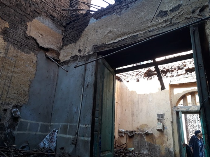 مسنة وربة منزل فى الشارع بعد إنهيار منازلهن بقرية ميت عاصم ببنها 