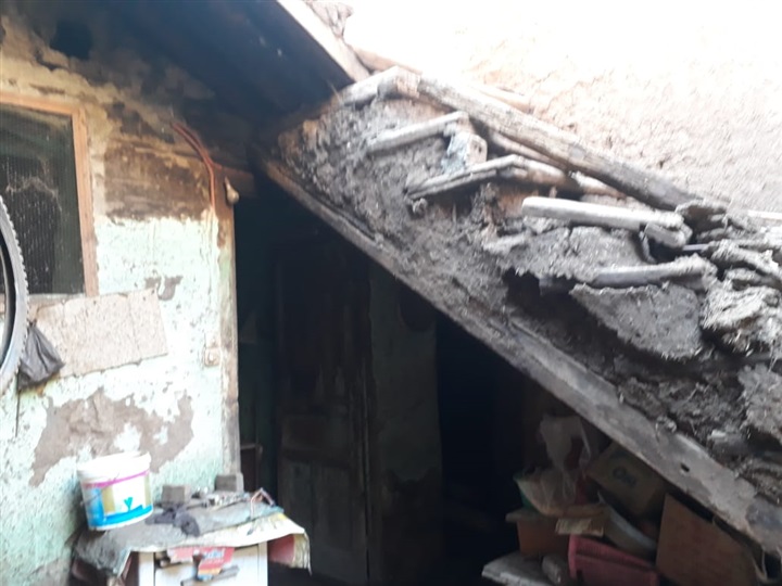مسنة وربة منزل فى الشارع بعد إنهيار منازلهن بقرية ميت عاصم ببنها 