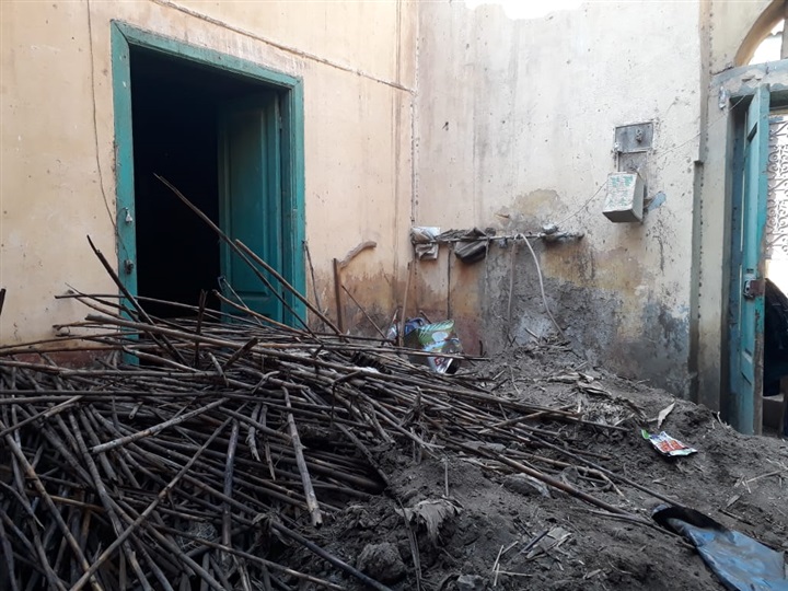 مسنة وربة منزل فى الشارع بعد إنهيار منازلهن بقرية ميت عاصم ببنها 