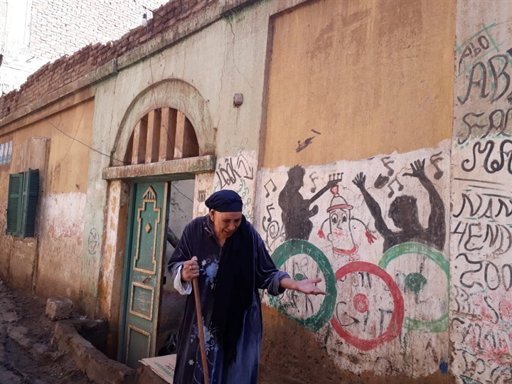 مسنة وربة منزل فى الشارع بعد إنهيار منازلهن بقرية ميت عاصم ببنها 