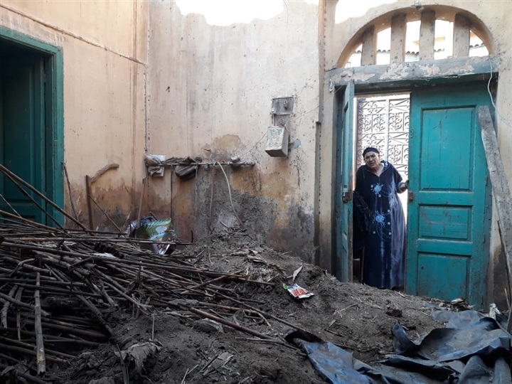 مسنة وربة منزل فى الشارع بعد إنهيار منازلهن بقرية ميت عاصم ببنها 