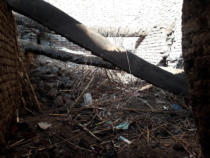 مسنة وربة منزل فى الشارع بعد إنهيار منازلهن بقرية ميت عاصم ببنها 