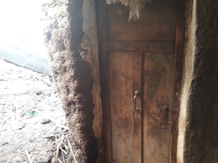 مسنة وربة منزل فى الشارع بعد إنهيار منازلهن بقرية ميت عاصم ببنها 