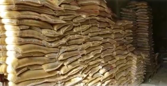 "العيون الساهرة".. تضبط أطنان غذائية أخفاها التجار بسبب فيروس كورونا