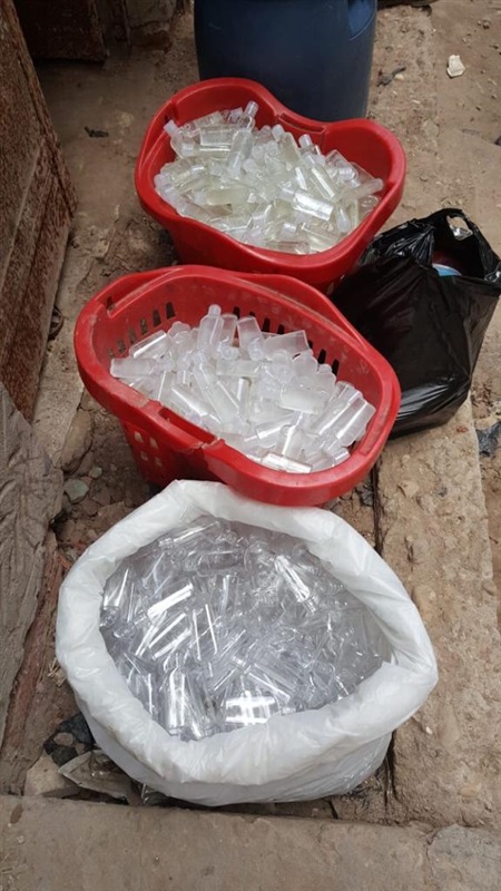 بالصور.. ضبط محل للمستلزمات الطبية أثناء بيعه «كمامة» بـ85 جنيه ومصنع غير مُرخص لتعبئة المطهرات بكفر الشيخ