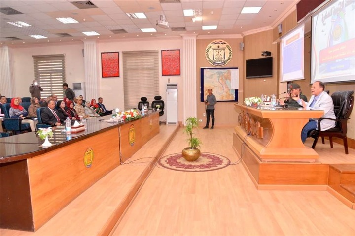 محافظ أسيوط وقائد المنطقة الجنوبية العسكرية يشهدان اجتماع مناقشة الاجراءات لمواجهة كورونا