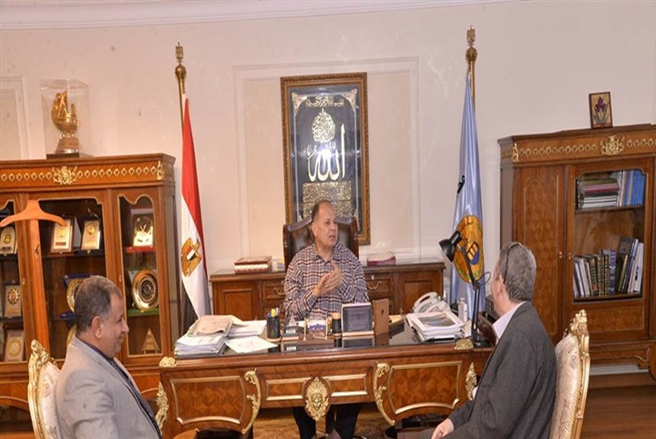 محافظ أسيوط وقائد المنطقة الجنوبية العسكرية يشهدان اجتماع مناقشة الاجراءات لمواجهة كورونا