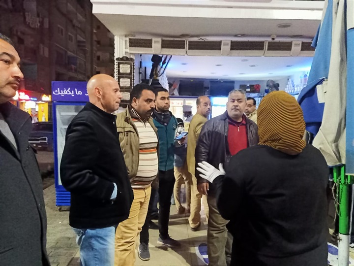 وكيل وزارة الصحة بالشرقية يقود حملة لمتابعة تنفيذ قرار غلق المطاعم والمسليات خلال الفترة المسائية بالزقازيق