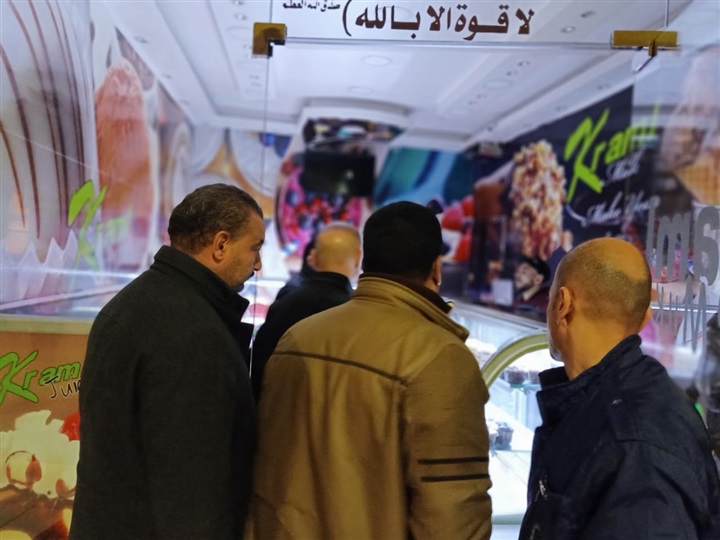 وكيل وزارة الصحة بالشرقية يقود حملة لمتابعة تنفيذ قرار غلق المطاعم والمسليات خلال الفترة المسائية بالزقازيق