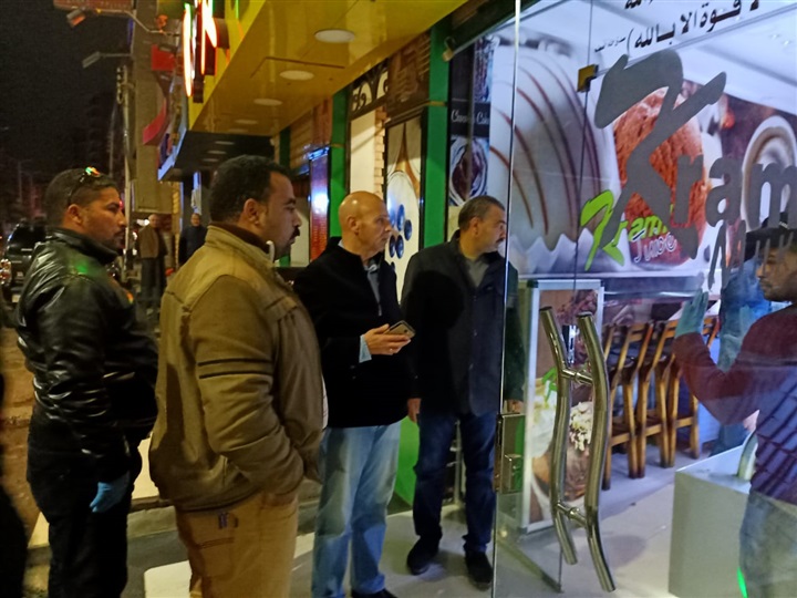 وكيل وزارة الصحة بالشرقية يقود حملة لمتابعة تنفيذ قرار غلق المطاعم والمسليات خلال الفترة المسائية بالزقازيق