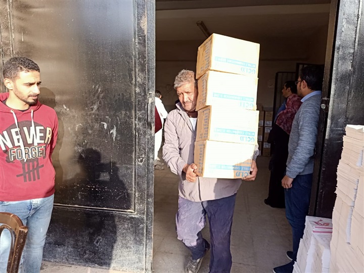 وكيل وزارة الصحة بالشرقية يتابع توزيع المستلزمات الوقائية علي المستشفيات بالمخزن الإقليمي