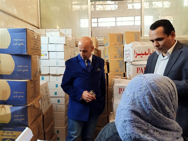 وكيل وزارة الصحة بالشرقية يتابع توزيع المستلزمات الوقائية علي المستشفيات بالمخزن الإقليمي