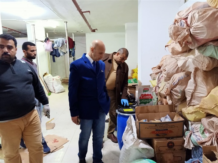 وكيل وزارة الصحة يقود حملة علي المنشآت الغذائية والمطاعم بالزقازيق
