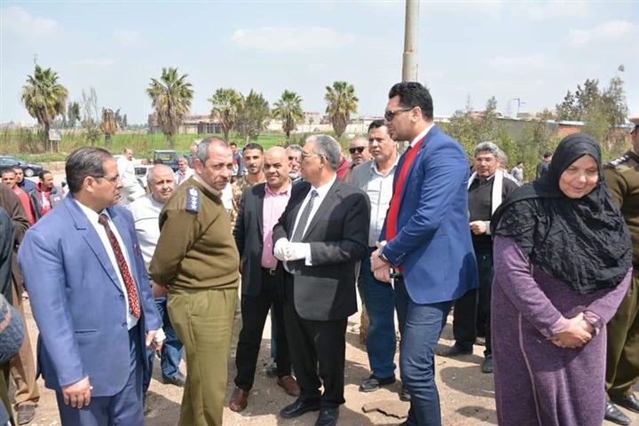 بالصور.. سكرتير عام محافظة الدقهلية يتفقد موقع عربه قطار خرجت عن القضبان أمام قريه بسنديلة مركز بلقاس