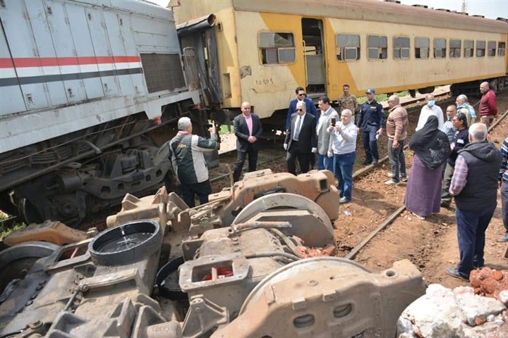 بالصور.. سكرتير عام محافظة الدقهلية يتفقد موقع عربه قطار خرجت عن القضبان أمام قريه بسنديلة مركز بلقاس