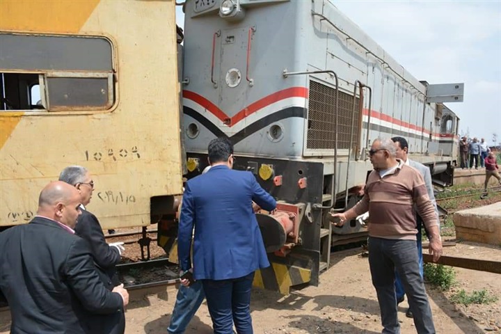 بالصور.. سكرتير عام محافظة الدقهلية يتفقد موقع عربه قطار خرجت عن القضبان أمام قريه بسنديلة مركز بلقاس