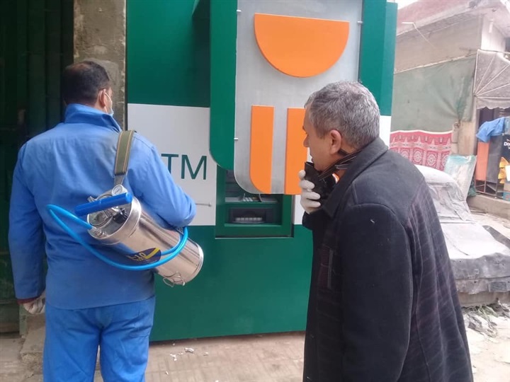 بالصور.. لمواجهة كورونا.. تعقيم ماكينات الصراف الآلي بكفر الشيخ