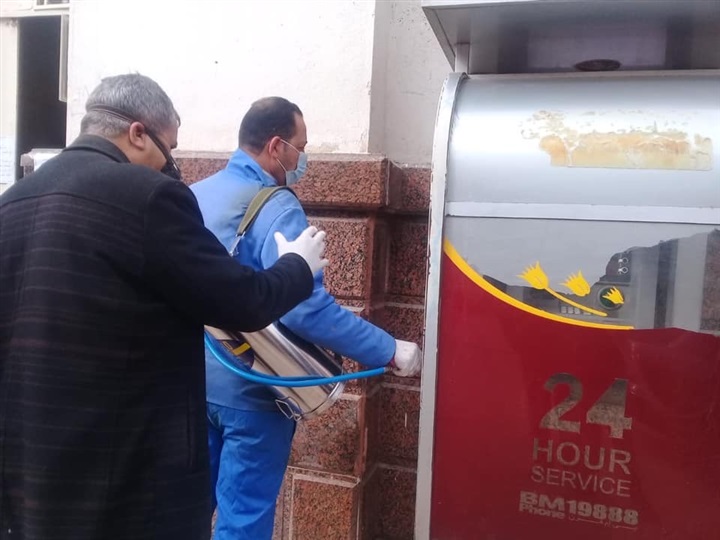 بالصور.. لمواجهة كورونا.. تعقيم ماكينات الصراف الآلي بكفر الشيخ